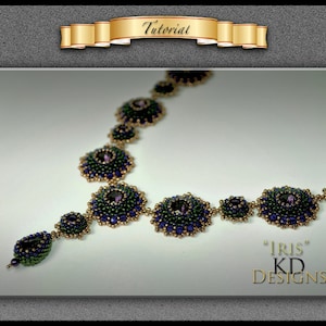 Puede incluir: Un collar de cuentas con un esquema de color verde y morado. El collar presenta un patr&oacute;n repetitivo de cuentas redondas con una cuenta morada central. El collar est&aacute; etiquetado como "IRIS KD DESIGNS".