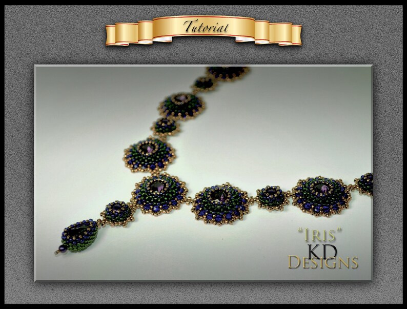 Puede incluir: Un collar de cuentas con un esquema de color verde y morado. El collar presenta un patr&oacute;n repetitivo de cuentas redondas con una cuenta morada central. El collar est&aacute; etiquetado como "IRIS KD DESIGNS".