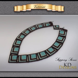 Op de afbeelding: Een bruine en turquoise kralenketting met een geometrisch patroon. De ketting is V-vormig en heeft de tekst "Stepping Stones - KD DESIGNS" onderaan.