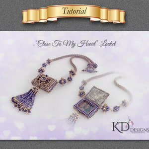 Peut inclure: Un collier de perles avec un médaillon qui dit "Close To My Heart" et un pompon. Le médaillon est violet et or et contient une petite photo à l'intérieur. Le collier est sur un fond blanc avec des cœurs.