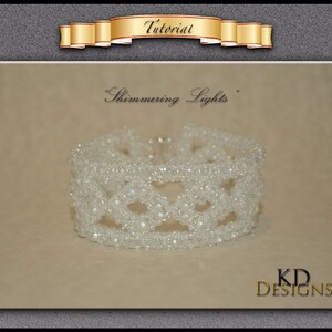 Peut inclure: Un bracelet blanc en perles avec un motif tissé. Le bracelet s'appelle "Shimmering Lights" et est de KD Designs.