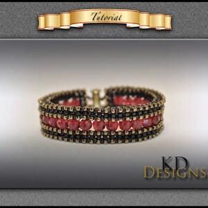 Puede incluir: Primer plano de una pulsera de cuentas con tres filas de cuentas de semillas negras y una fila de cuentas facetadas rojas. La pulsera está hecha con un cierre dorado.