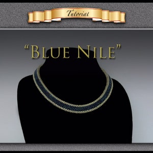 Può includere: Una collana di perline con un design nero e oro. La collana si chiama "BLUE NILE".