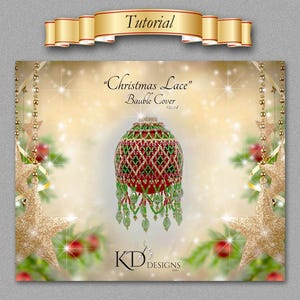 以下が含まれることがあります： ダイヤモンド模様の赤いビーズと緑のビーズでできたクリスマスオーナメント。オーナメントはビーズのタッセルからぶら下がっています。画像は「クリスマスレース」バブルカバーというタイトルです。