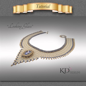 Puede incluir: Un collar de cuentas con un colgante en forma de lágrima que presenta una gran piedra preciosa azul. El collar está hecho con cuentas doradas, blancas y azules y tiene un diseño en capas. El collar se llama "Looking Glass" y es de KD Designs.