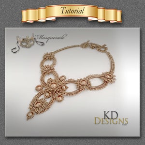 以下が含まれることがあります： 花柄の金色のビーズネックレス。ネックレスの名前は「マスカレード」で、KD Designsのものです。
