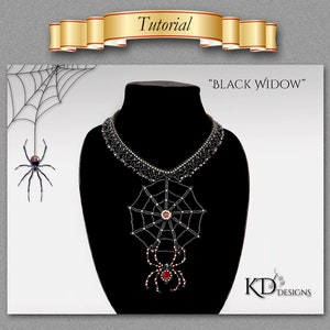 Puede incluir: Un collar negro de cuentas con un diseño de telaraña y un colgante de araña negra. El collar está en un maniquí negro. El texto "BLACK WIDOW" está sobre el collar. El texto "KD DESIGNS" está en la esquina inferior derecha de la imagen.
