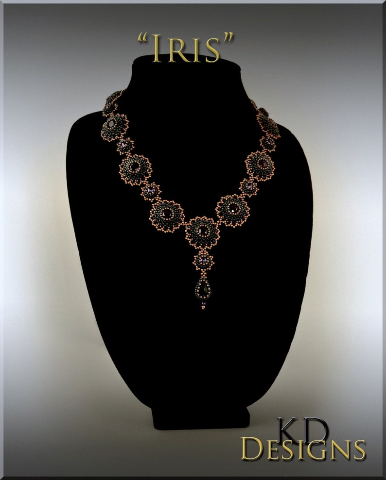 Puede incluir: Un collar de cuentas negras con un acento dorado, que presenta un dise&ntilde;o floral. El collar se muestra en un busto de maniqu&iacute; negro. El texto "IRIS" se muestra sobre el collar. El texto "KD DESIGNS" se muestra debajo del collar.
