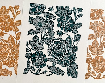 Puede incluir: Dos impresiones de motivos florales. La impresión de la izquierda es de color naranja cálido y la impresión de la derecha es de color verde oscuro.