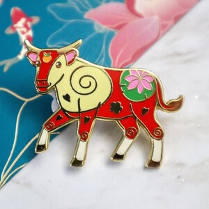Spilla smaltata a forma di bue, regalo per il Capodanno cinese (Tet), animale dello zodiaco