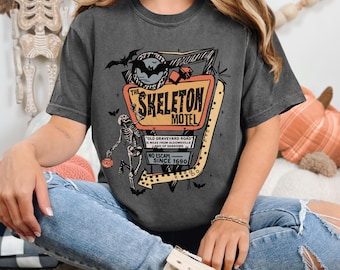 Skeleton Motel Halloween Shirt - Retro Spooky T-Shirt for Women - Funny Skeleton Graphic Tee - Vintage Haunted Motel Sign Shirt - October