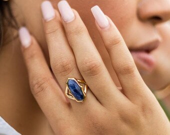 Sodalite with hammered flat ring in size 4,5 US 48mm