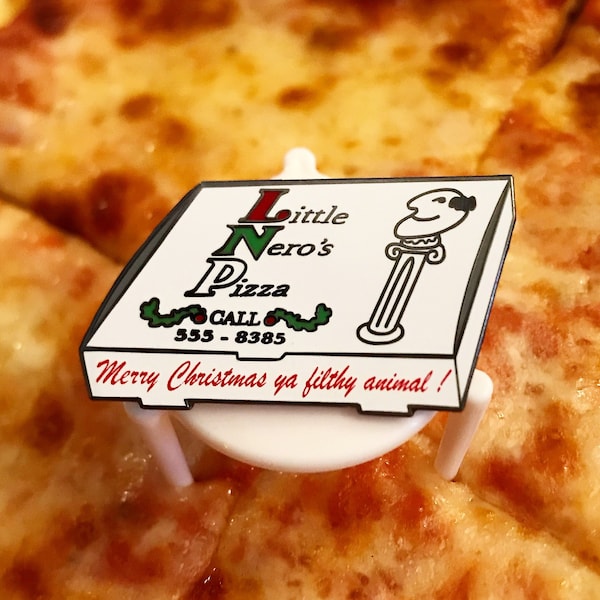 Home Alone Inspired - Little Nero's Pizza Box Hard Enamel Pin - ¡Feliz Navidad Ya Filthy Animal!