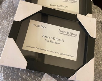 Tarjeta de presentación extragrande de Patrick Bateman con marco de caja de sombra