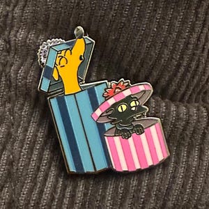 Die Simpsons inspiriert Schneeball und Weihnachtsmann Kleiner Helfer Geschenk Box Weihnachten Urlaub Emaille Pin