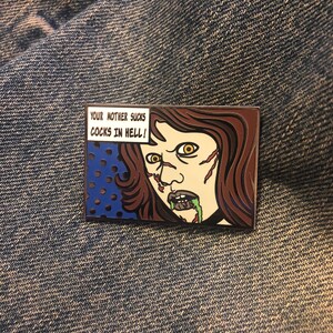Pin de tira cómica de Regan MacNeil con fondo azul Azul
