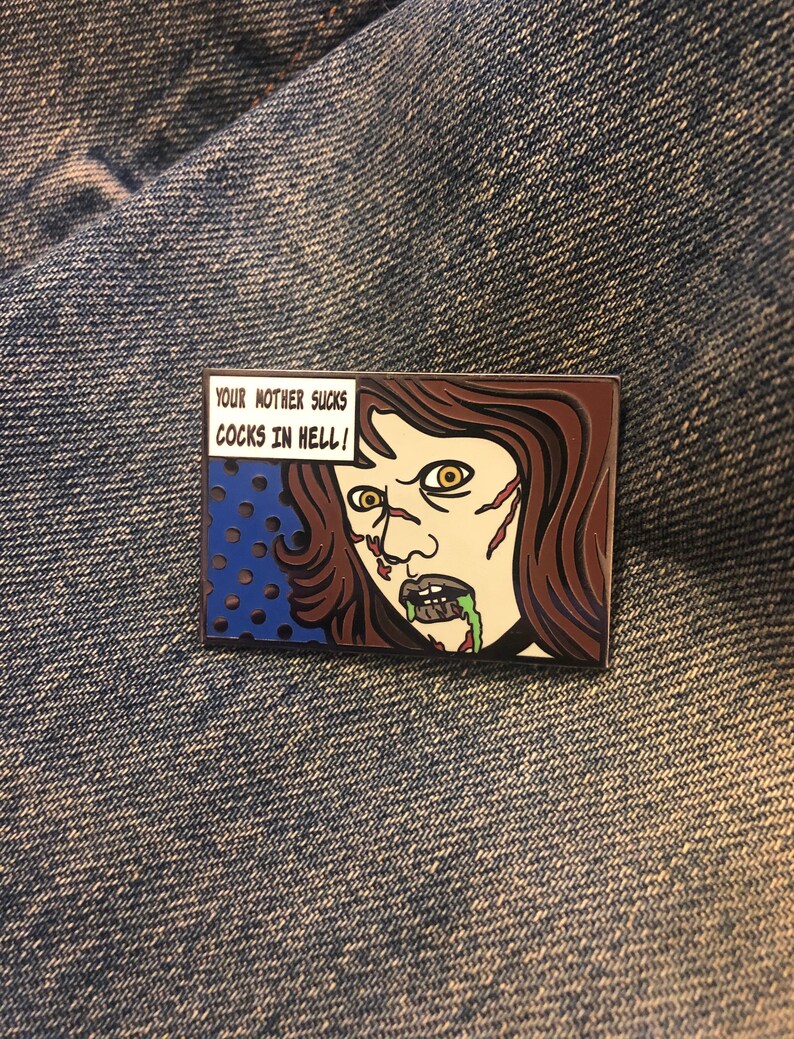 Pin de tira cómica de Regan MacNeil con fondo azul Azul