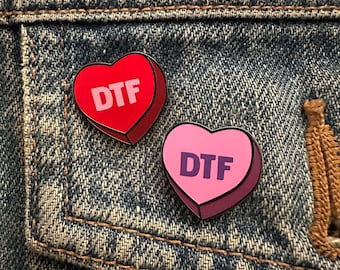 Vandalisierter Valentinstag "DTF" Sweatheart's Herz Emaille Pin Valentinstag Geschenk