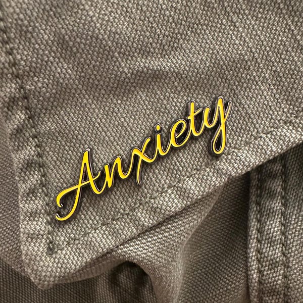 Miękka szpilka emaliowana z motywem lęku