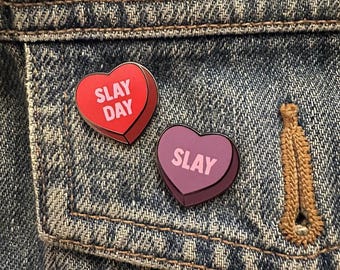 Slay Day Herz Emaille Pin - Edgy Valentinstag Geschenk