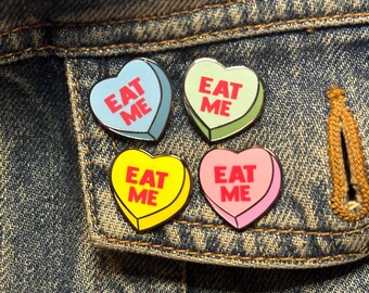 Vandalized Valentines Not So Sweet Hearts "EAT ME" Emaille Pin - Valentinstag Rude Humor