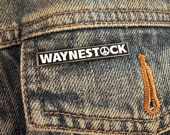 Pin de esmalte Waynestock inspirado en el mundo de Wayne