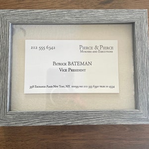 Patrick Bateman American Psycho Grey Shadow Box con impresión de tarjeta de visita tipográfica de gran tamaño con fondo de lino tonificado "Bone"