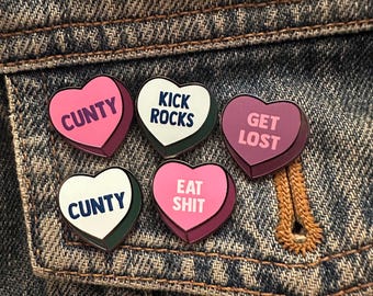 Vandalized Valentines x Not So Sweet Hearts Lustige Dark Cunty Humorvolle Emaille-Pins