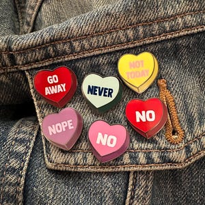 Pines de esmalte divertidos y humorísticos de San Valentín vandalizados x Corazones no tan dulces