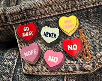 Vandalized Valentines x Not So Sweet Hearts Lustige Humorvolle Emaille-Pins