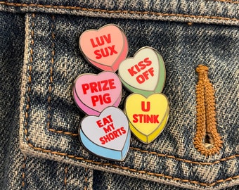 Die Gibsons inspiriert "Vandalized" Sweetheart Valentine Herzen Candy Herzen Emaille Pin."