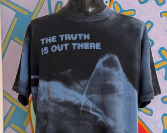 1994 The X-Files Stanley Desantis The Truth Is Out There All Over Print TV Promo T-Shirt. Single Stitch. Made in USA. Size XL 23.5" x 29.75"