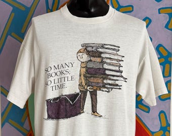 90s Edward Gorey "So Many Books, So Little Time." Book Art T-Shirt. Single Stitch. Made in USA - Size XL 23.5" x 30.25"