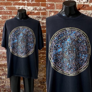 1997 Sternzeichen Himmlische Astrologie Sterne Karte Kunst T-Shirt. 90er Jahre Sternenkarte Konstellationen Astronomie Grafik Tee - XXL 25,5" x 31,5"