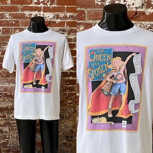 90er Jahre The Queen Has Gesprochenes Mary Engelbreit Art T-Shirt. Vintage 1990er Jahre Mary Engelbreit Art Print Tee. Hergestellt in den USA - Groß 55 x 74 cm