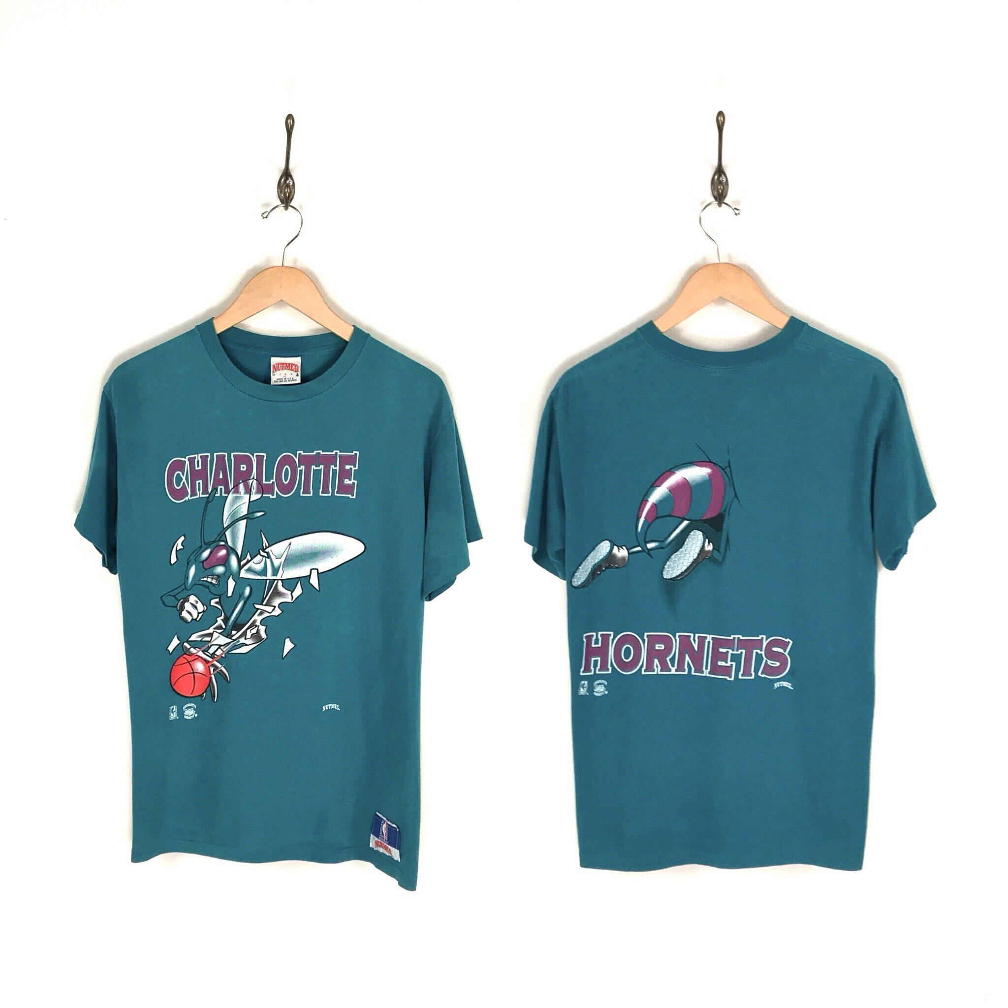 90 s Charlotte Hornets T-Shirt de basket-ball NBA. Vert vintage des années 90 moulins muscade Double face verso impression Charlottle Hornet Frelon Logo Tee. 90 s Charlotte Hornets T-Shirt de basket-ball NBA. Vert moulins vintage des années 90 moulins Vert muscade Double face verso impression Charlottle Hornet Frelon Logo Tee. 0f5d84