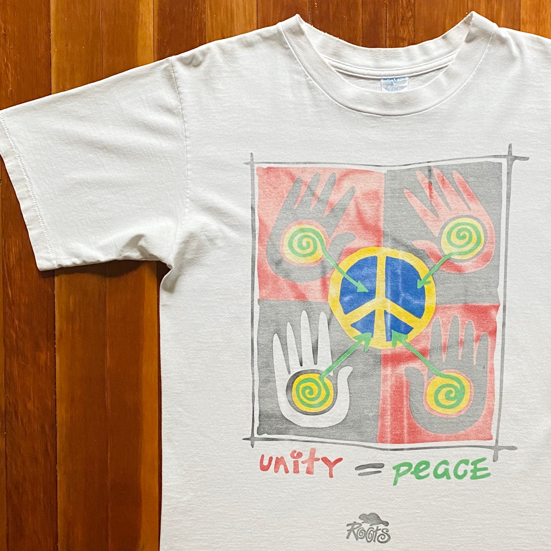 Camiseta de los 90 con raíces canadienses, símbolo de la paz, manos en espiral y unidad. Camiseta vintage de los 90 con raíces canadienses, símbolo de la paz, manos en espiral y unidad.
