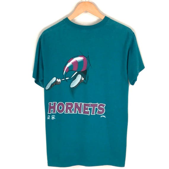 90 s Charlotte Hornets T-Shirt de basket-ball NBA. Vert moulins vintage des années 90 moulins Vert muscade Double face verso impression Charlottle Hornet Frelon Logo Tee. 0f5d84 90 s Charlotte Hornets T-Shirt de basket-ball NBA. Vert moulins vintage des années 90 moulins Vert muscade Double face verso impression Charlottle Hornet Frelon Logo Tee. 0f5d84