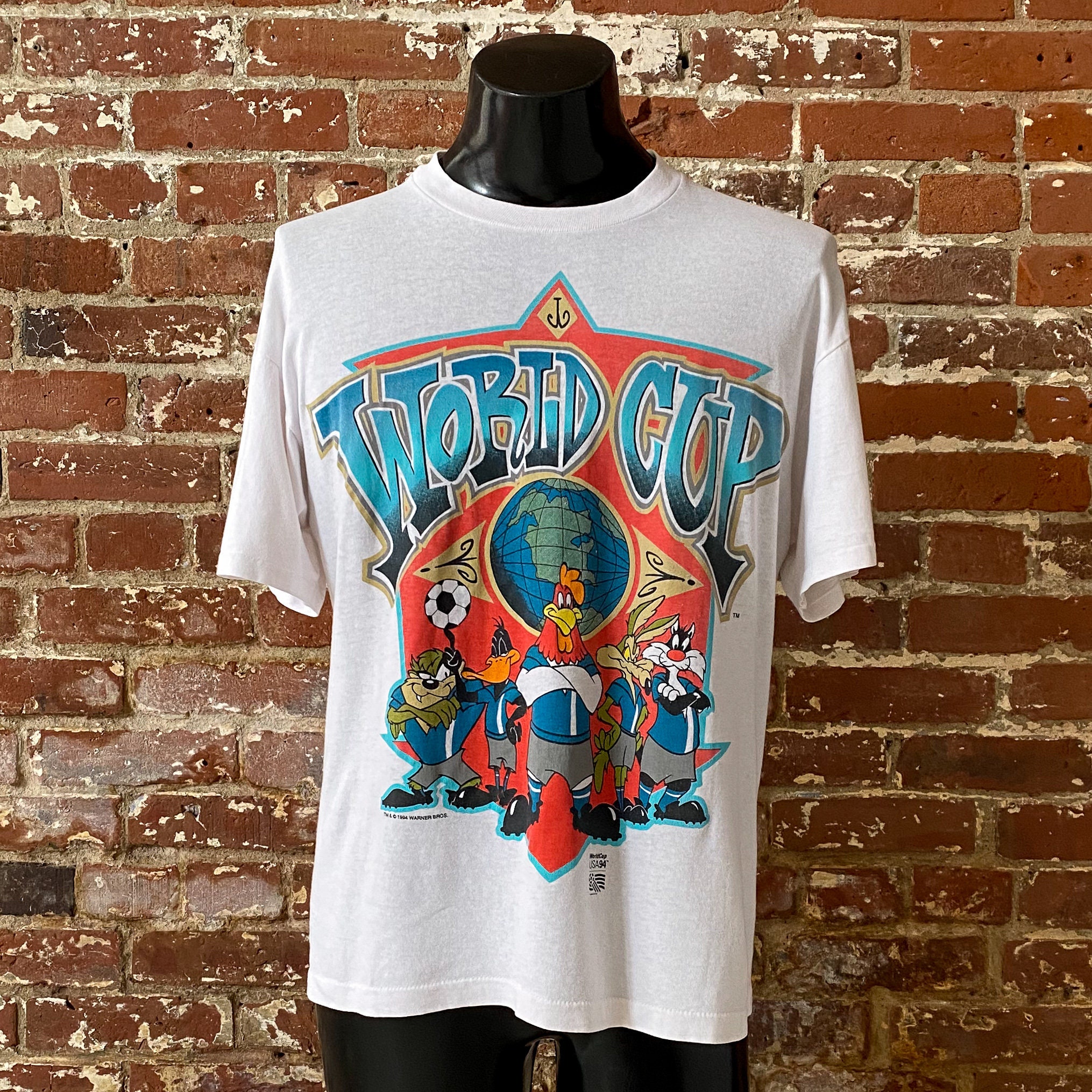 1994 World Cup Looney Tunes Graphic T-shirt. Vintage 90s World Cup 