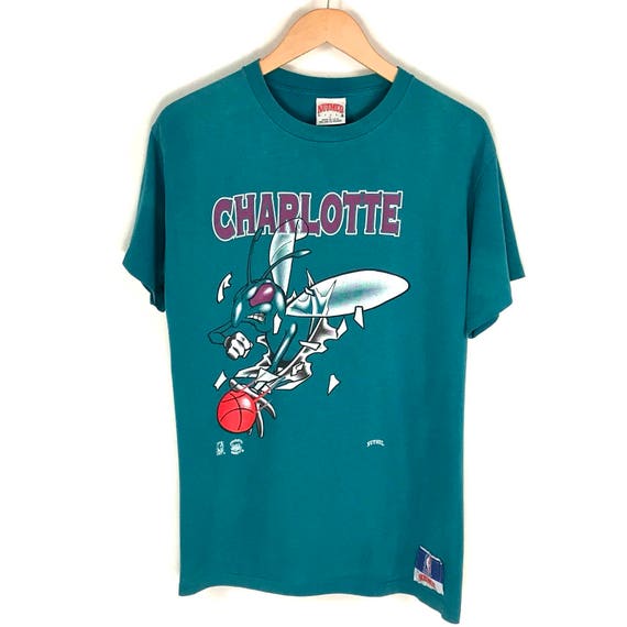 90 s Charlotte Hornets T-Shirt de basket-ball NBA. Vert moulins vintage des années 90 moulins Vert muscade Double face verso impression Charlottle Hornet Frelon Logo Tee. 0f5d84 90 s Charlotte Hornets T-Shirt de basket-ball NBA. Vert moulins vintage des années 90 moulins Vert muscade Double face verso impression Charlottle Hornet Frelon Logo Tee. 0f5d84