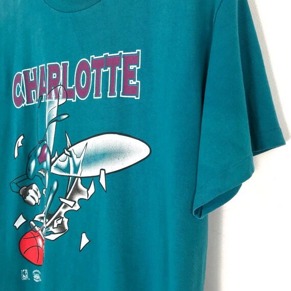 90 s Charlotte Hornets T-Shirt de basket-ball NBA. Vert moulins vintage des années 90 moulins Vert muscade Double face verso impression Charlottle Hornet Frelon Logo Tee. 0f5d84 90 s Charlotte Hornets T-Shirt de basket-ball NBA. Vert moulins vintage des années 90 moulins Vert muscade Double face verso impression Charlottle Hornet Frelon Logo Tee. 0f5d84