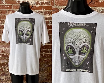 90s Alien Weed T-Shirt. Vintage 1990s “Explained... Why Aliens Visit Earth!” Alien Weed Graphic Novelty Tee - Large 22" x 29"