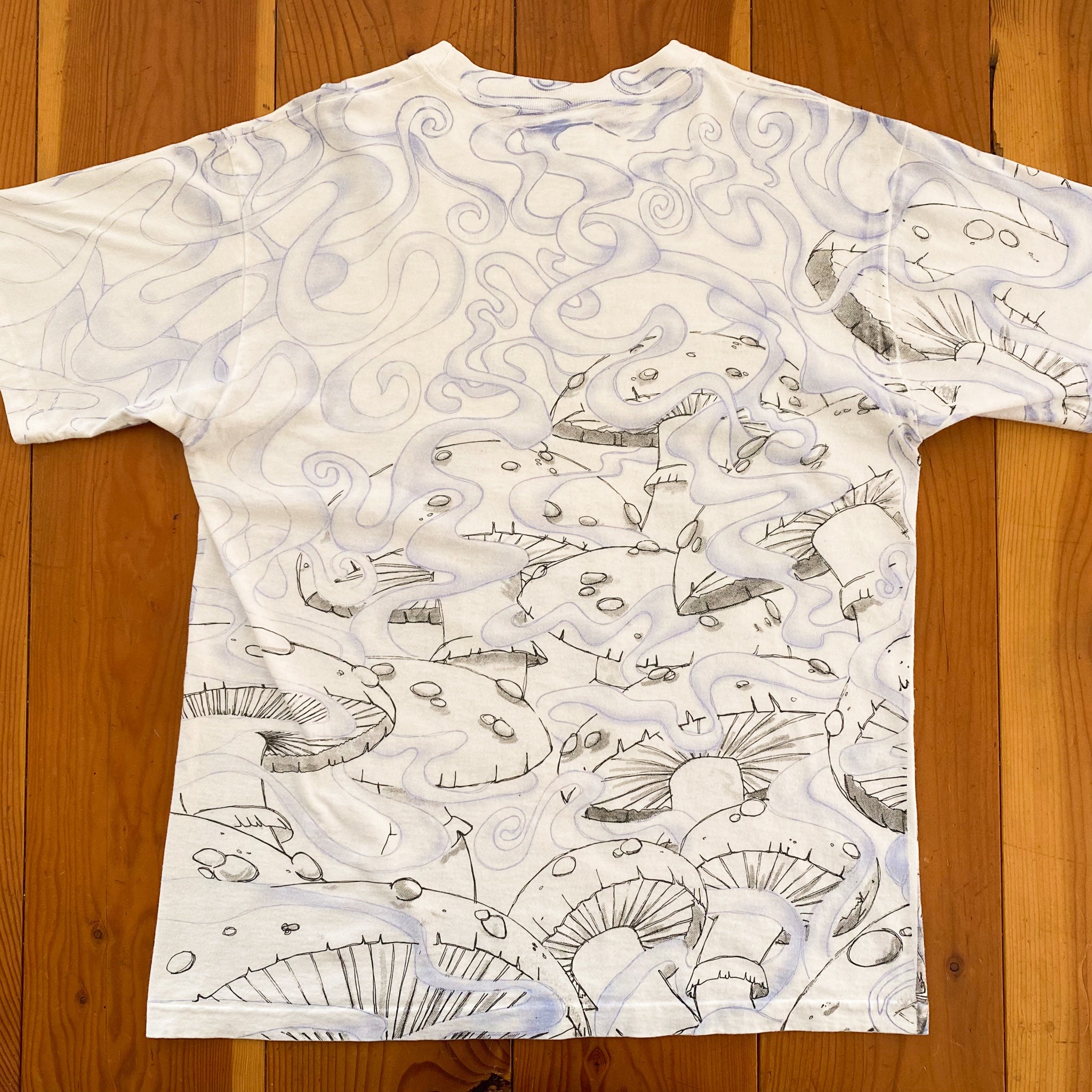 90'S VINTAGE ALICE IN WONDERLAND Tシャツ XL 90s Andazia Alice in Wonderland Caterpillar T-shirt. Vintage