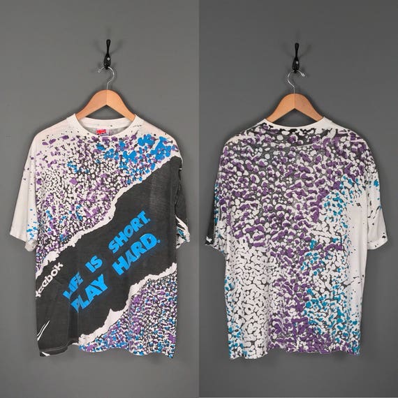 90er Jahre Reebok Life Is Short Play Hard T Shirt. Vintage 90s Reebok All Over Print Tee. Nike Adidas Reebok Sportswear. 90er Jahre Reebok Life Is Short Play Hard T Shirt. Vintage 90s Reebok All Over Print Tee. Nike Adidas Reebok Sportswear.