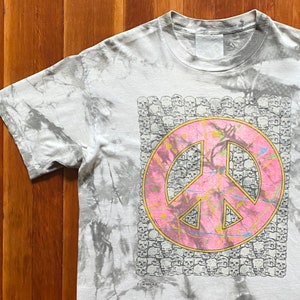 Fun-wear T-shirt met Peace Skulls uit de jaren 80/90. Vintage enkelstiksel tie-dye eind jaren 80/begin jaren 90 neon vredesteken stapel schedels T-shirt maat M/L.