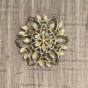 Vintage Sarah Coventry Gold Tone Flower Brooch