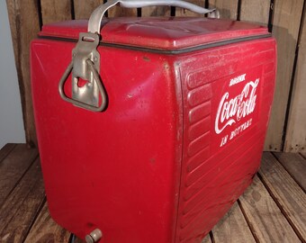 ヴィンテージ コカコーラ メタルクーラー：レトロなソーダ広告の