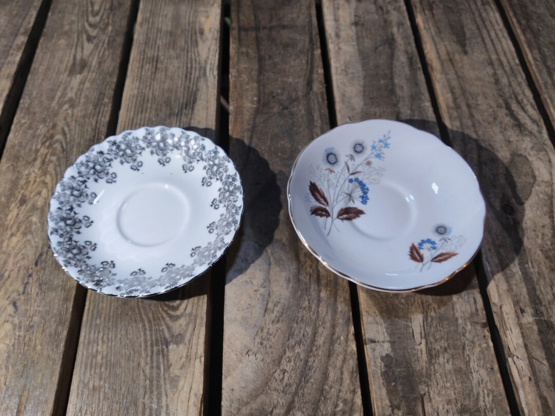 2 Small Vintage Plates - Etsy
