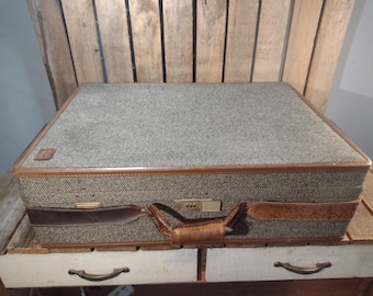 Hartmann Tweed and Leather Suitcase with Toile Lining – 26.5x19.75x8 Vintage Luggage