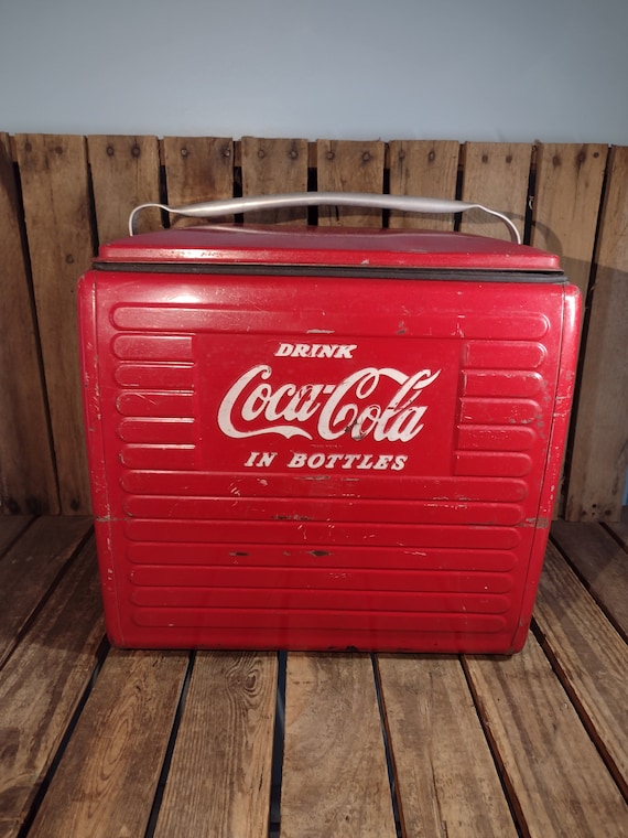 ヴィンテージ コカコーラ メタルクーラー：レトロなソーダ広告の